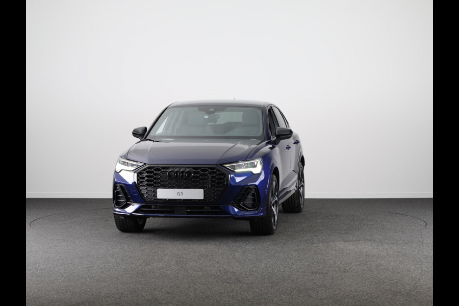 Audi Q3 Sportback 35 TFSI S Edition Competition leder interieur met rode stiksels, comfortsleutel, adaptive cruise control, verwarmbare voorstoelen, optiekpakket zwart plus