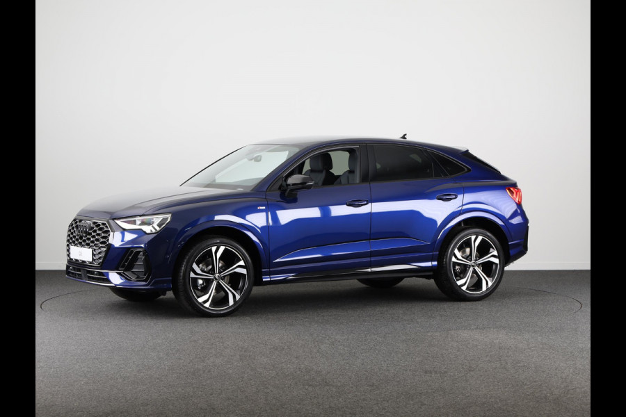 Audi Q3 Sportback 35 TFSI S Edition Competition leder interieur met rode stiksels, comfortsleutel, adaptive cruise control, verwarmbare voorstoelen, optiekpakket zwart plus