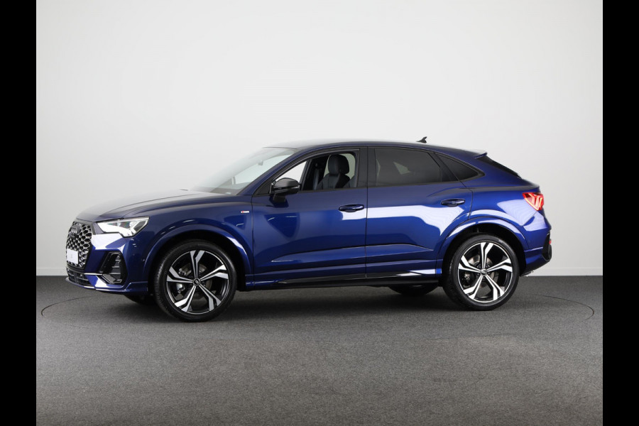 Audi Q3 Sportback 35 TFSI S Edition Competition leder interieur met rode stiksels, comfortsleutel, adaptive cruise control, verwarmbare voorstoelen, optiekpakket zwart plus