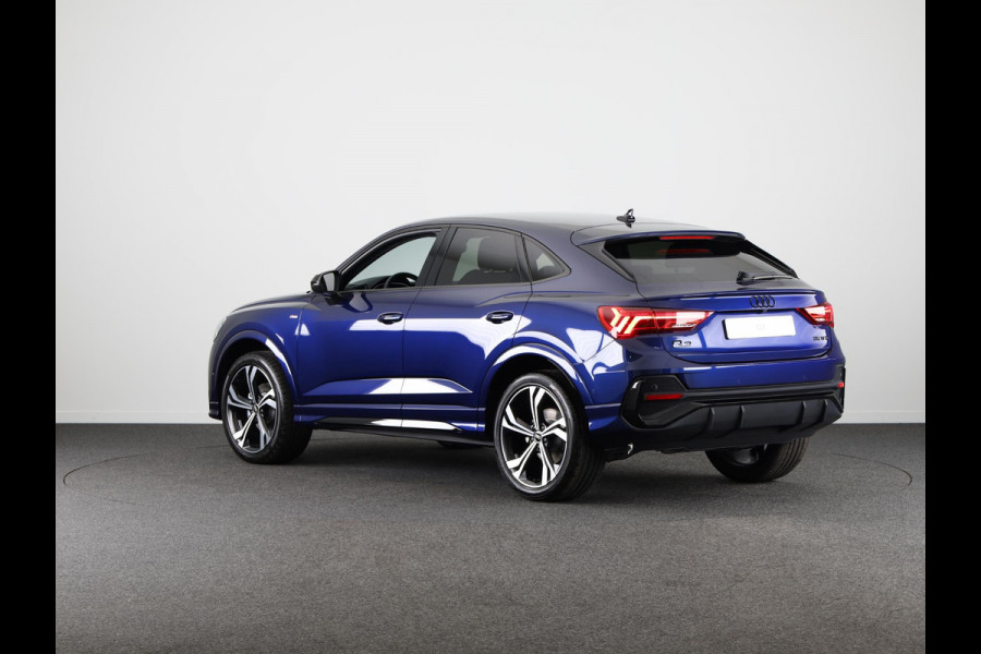 Audi Q3 Sportback 35 TFSI S Edition Competition leder interieur met rode stiksels, comfortsleutel, adaptive cruise control, verwarmbare voorstoelen, optiekpakket zwart plus
