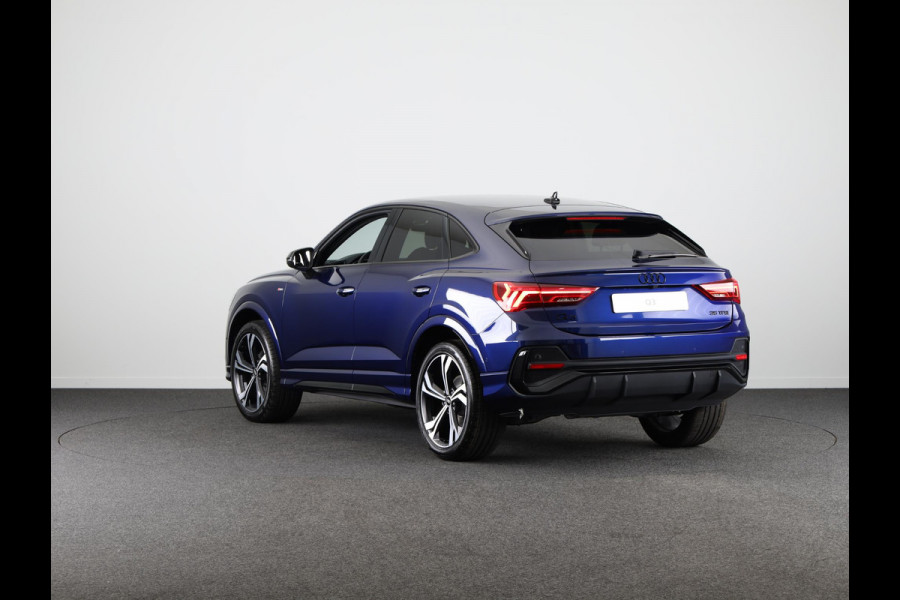 Audi Q3 Sportback 35 TFSI S Edition Competition leder interieur met rode stiksels, comfortsleutel, adaptive cruise control, verwarmbare voorstoelen, optiekpakket zwart plus