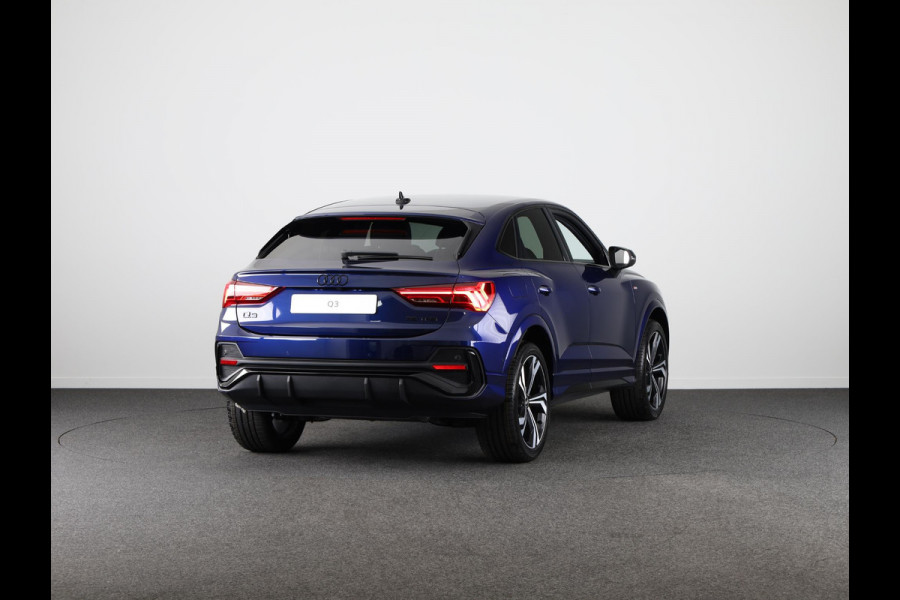 Audi Q3 Sportback 35 TFSI S Edition Competition leder interieur met rode stiksels, comfortsleutel, adaptive cruise control, verwarmbare voorstoelen, optiekpakket zwart plus