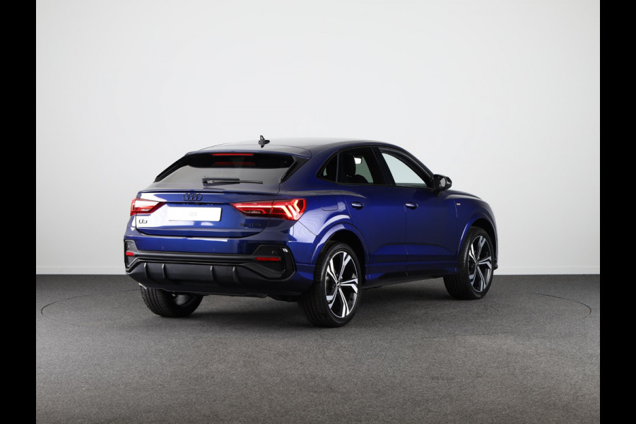 Audi Q3 Sportback 35 TFSI S Edition Competition leder interieur met rode stiksels, comfortsleutel, adaptive cruise control, verwarmbare voorstoelen, optiekpakket zwart plus