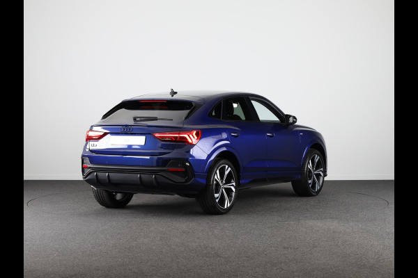 Audi Q3 Sportback 35 TFSI S Edition Competition leder interieur met rode stiksels, comfortsleutel, adaptive cruise control, verwarmbare voorstoelen, optiekpakket zwart plus