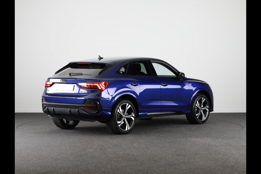 Audi Q3 Sportback 35 TFSI S Edition Competition leder interieur met rode stiksels, comfortsleutel, adaptive cruise control, verwarmbare voorstoelen, optiekpakket zwart plus