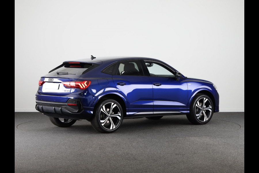 Audi Q3 Sportback 35 TFSI S Edition Competition leder interieur met rode stiksels, comfortsleutel, adaptive cruise control, verwarmbare voorstoelen, optiekpakket zwart plus