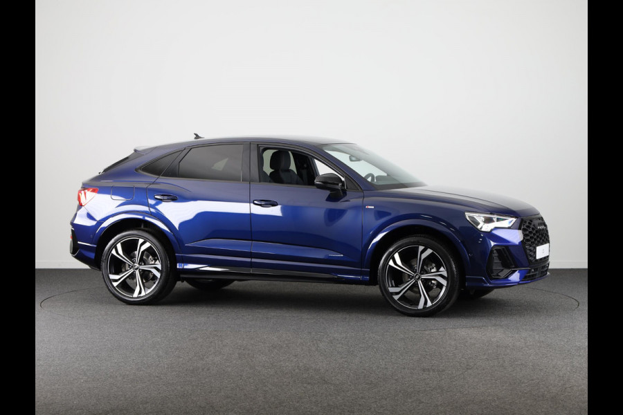 Audi Q3 Sportback 35 TFSI S Edition Competition leder interieur met rode stiksels, comfortsleutel, adaptive cruise control, verwarmbare voorstoelen, optiekpakket zwart plus