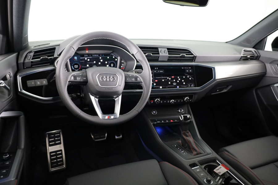 Audi Q3 Sportback 35 TFSI S Edition Competition leder interieur met rode stiksels, comfortsleutel, adaptive cruise control, verwarmbare voorstoelen, optiekpakket zwart plus