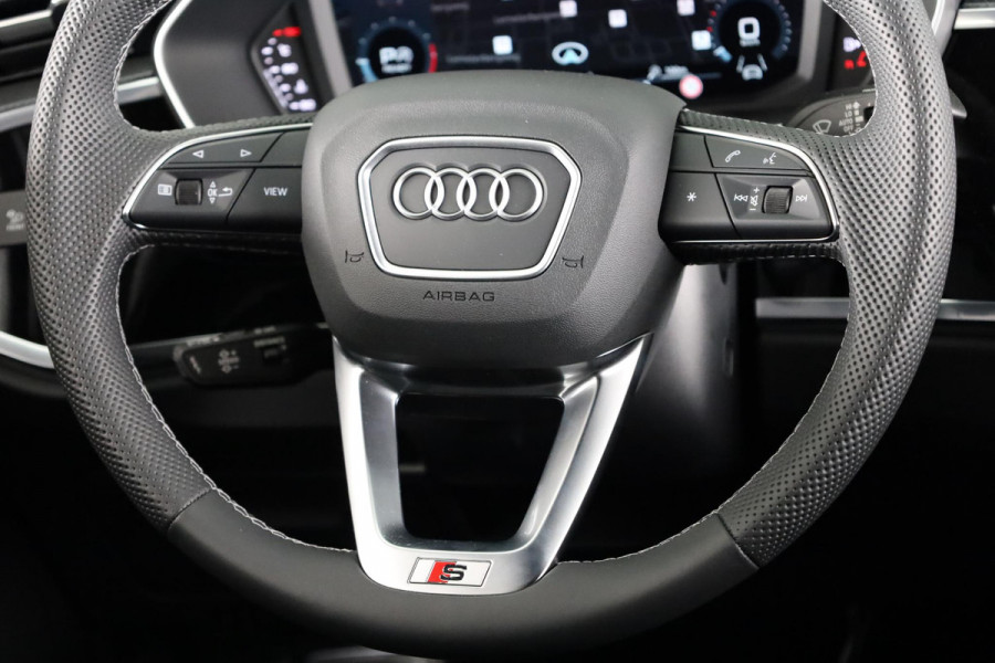 Audi Q3 Sportback 35 TFSI S Edition Competition leder interieur met rode stiksels, comfortsleutel, adaptive cruise control, verwarmbare voorstoelen, optiekpakket zwart plus