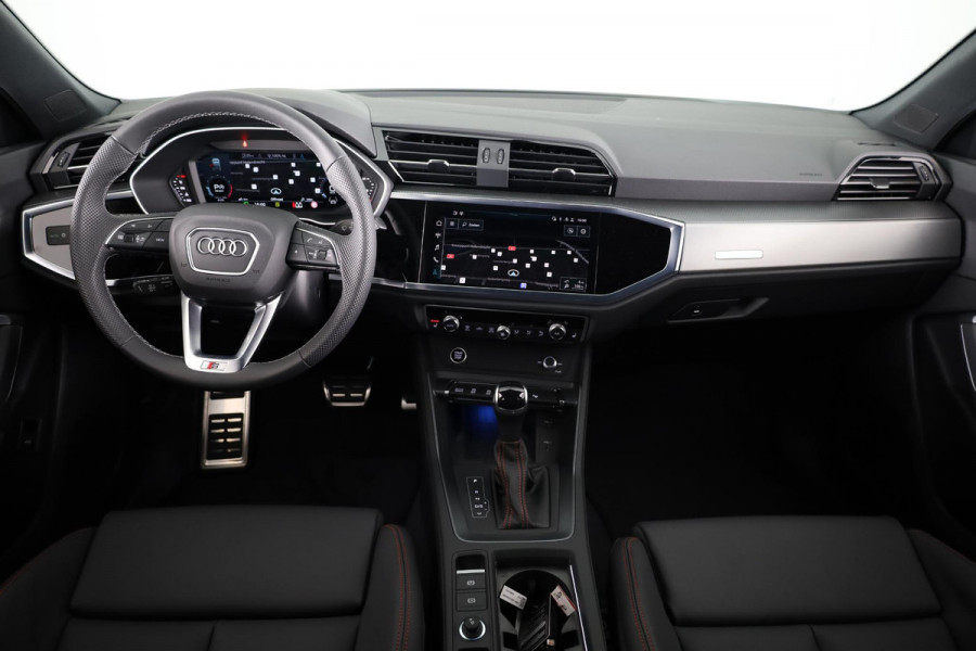 Audi Q3 Sportback 35 TFSI S Edition Competition leder interieur met rode stiksels, comfortsleutel, adaptive cruise control, verwarmbare voorstoelen, optiekpakket zwart plus