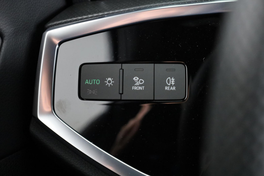 Audi Q3 Sportback 35 TFSI S Edition Competition leder interieur met rode stiksels, comfortsleutel, adaptive cruise control, verwarmbare voorstoelen, optiekpakket zwart plus