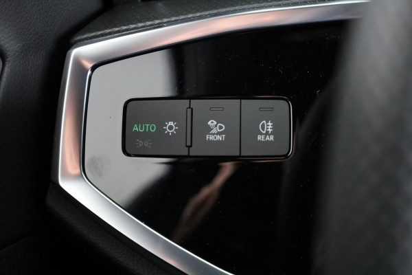Audi Q3 Sportback 35 TFSI S Edition Competition leder interieur met rode stiksels, comfortsleutel, adaptive cruise control, verwarmbare voorstoelen, optiekpakket zwart plus