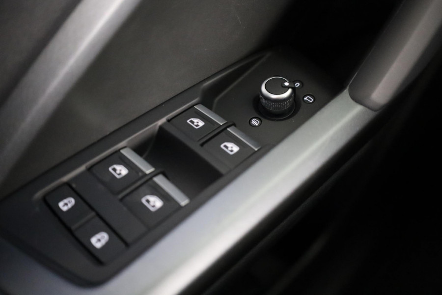 Audi Q3 Sportback 35 TFSI S Edition Competition leder interieur met rode stiksels, comfortsleutel, adaptive cruise control, verwarmbare voorstoelen, optiekpakket zwart plus
