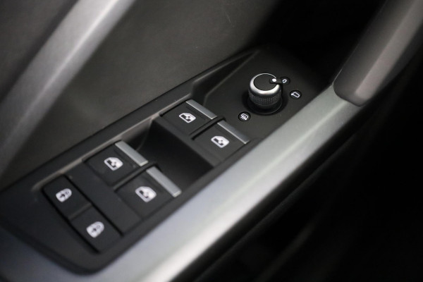 Audi Q3 Sportback 35 TFSI S Edition Competition leder interieur met rode stiksels, comfortsleutel, adaptive cruise control, verwarmbare voorstoelen, optiekpakket zwart plus