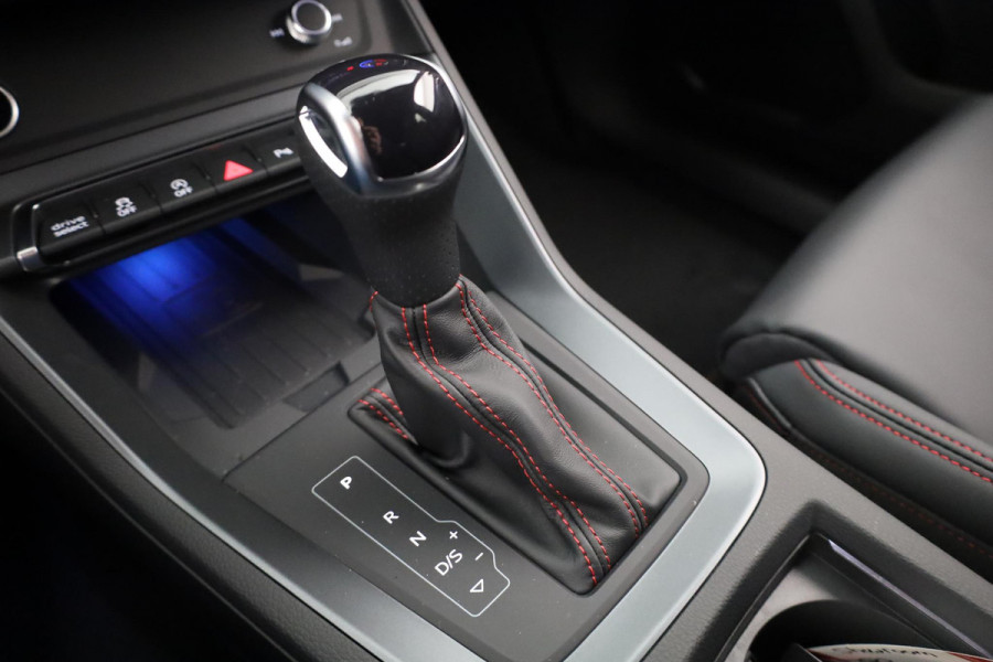 Audi Q3 Sportback 35 TFSI S Edition Competition leder interieur met rode stiksels, comfortsleutel, adaptive cruise control, verwarmbare voorstoelen, optiekpakket zwart plus