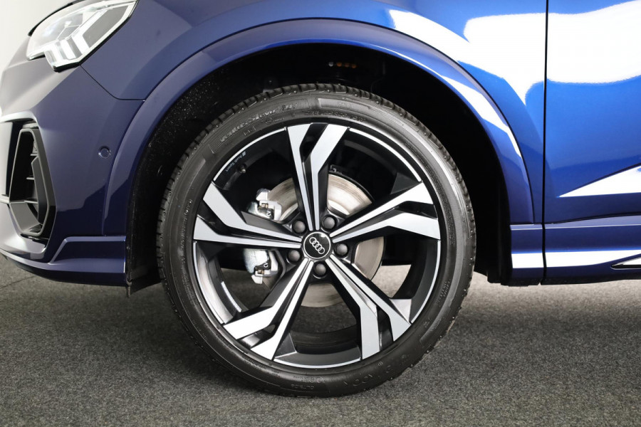 Audi Q3 Sportback 35 TFSI S Edition Competition leder interieur met rode stiksels, comfortsleutel, adaptive cruise control, verwarmbare voorstoelen, optiekpakket zwart plus