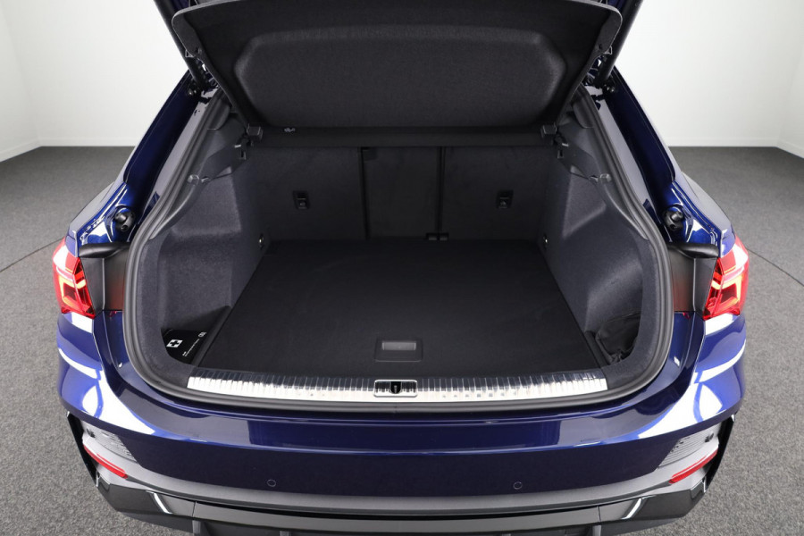 Audi Q3 Sportback 35 TFSI S Edition Competition leder interieur met rode stiksels, comfortsleutel, adaptive cruise control, verwarmbare voorstoelen, optiekpakket zwart plus