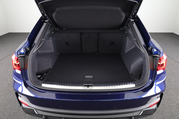 Audi Q3 Sportback 35 TFSI S Edition Competition leder interieur met rode stiksels, comfortsleutel, adaptive cruise control, verwarmbare voorstoelen, optiekpakket zwart plus