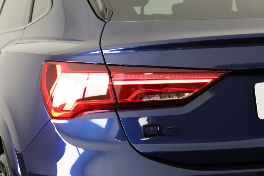 Audi Q3 Sportback 35 TFSI S Edition Competition leder interieur met rode stiksels, comfortsleutel, adaptive cruise control, verwarmbare voorstoelen, optiekpakket zwart plus