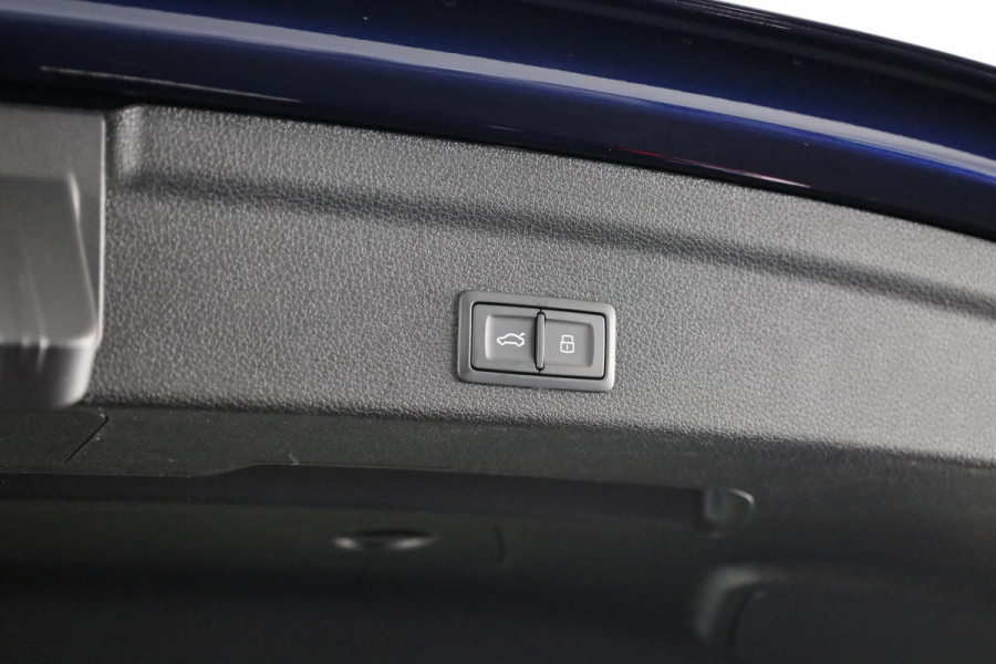 Audi Q3 Sportback 35 TFSI S Edition Competition leder interieur met rode stiksels, comfortsleutel, adaptive cruise control, verwarmbare voorstoelen, optiekpakket zwart plus