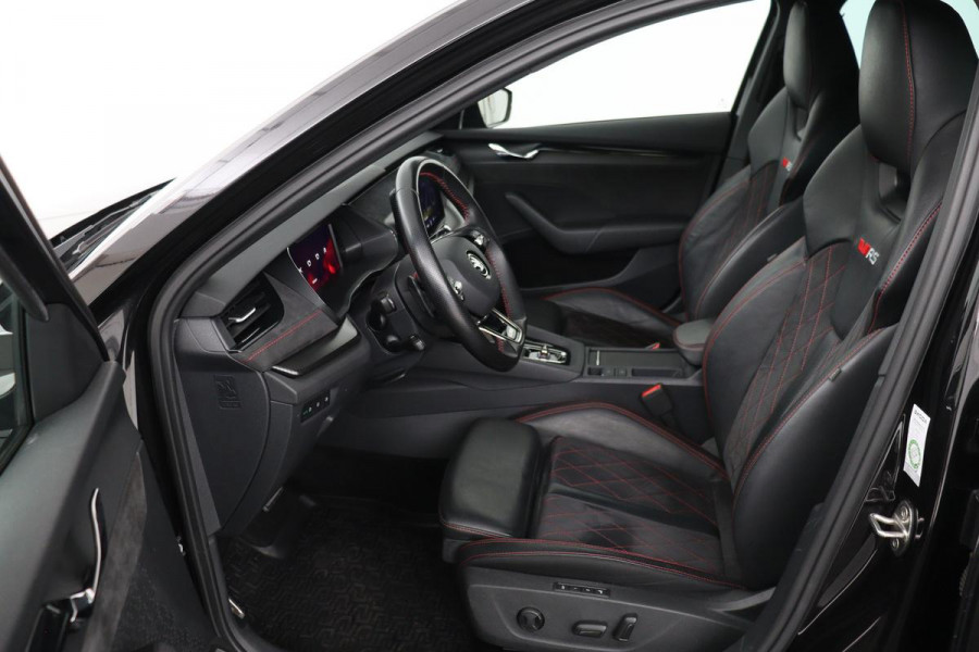 Škoda Octavia 1.4 TSI RS iV PHEV | Head-Up | Stoel & stuurverwarming | Adaptive cruise | Standkachel | Matrix LED | Massage | Alcantara | Camera | Carplay | Memory | Canton Sound | Virtual Cockpit | Side Assist