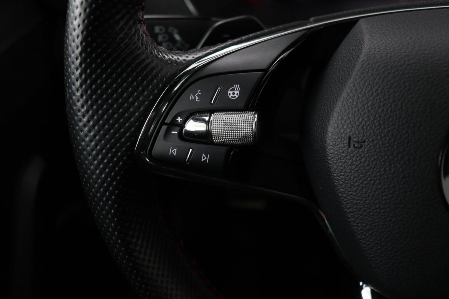 Škoda Octavia 1.4 TSI RS iV PHEV | Head-Up | Stoel & stuurverwarming | Adaptive cruise | Standkachel | Matrix LED | Massage | Alcantara | Camera | Carplay | Memory | Canton Sound | Virtual Cockpit | Side Assist