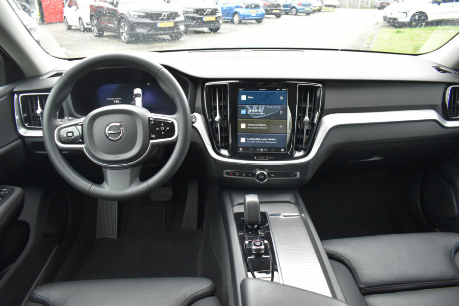 Volvo V60 B3 177PK Automaat Plus Bright | Leder | Stoel/Stuur verwarming | Elektr. stoel | Camera | 18"LMV