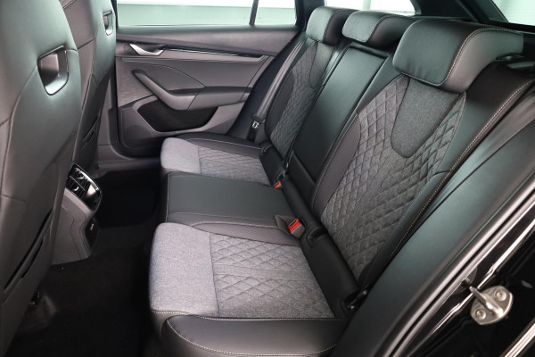 Škoda Octavia Combi Sportline Business m-HEV 1.5 TSI 150 pk 7 versn. DSG | Navigatie pakket | Light & view | Travel assist pakket | Side assist | Winter pakket | 19 inch lichtmetalen velgen