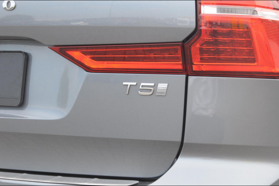 Volvo XC60 T5 250PK Automaat Inscription / Adaptieve cruise control / Trekhaak / Adaptieve koplampen / Parkeersensoren / Stoelverwarming / Lichtmetalen velgen / Keyless entry / Elektrische achterklep