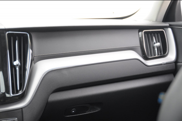 Volvo XC60 T5 250PK Automaat Inscription / Adaptieve cruise control / Trekhaak / Adaptieve koplampen / Parkeersensoren / Stoelverwarming / Lichtmetalen velgen / Keyless entry / Elektrische achterklep