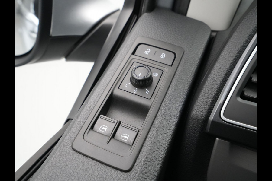 Volkswagen Transporter 2.0 TDI L2H1 DC Highline Navigatie Trekhaak Voorruitverwarming Acc