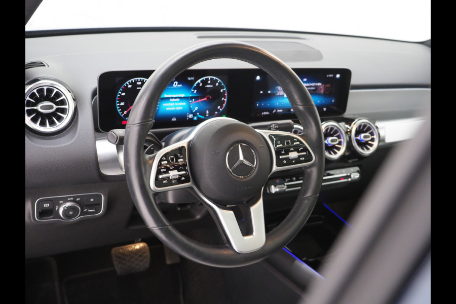 Mercedes-Benz Glb 200 Premium Plus | Panoramadak | Burmester | 360 | Adaptive Cruise | Keyless | Trekhaak