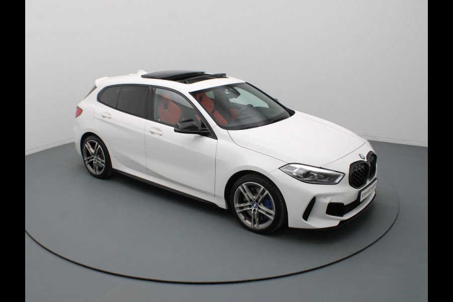BMW 1-serie M135i 306pk xDrive High Executive Harman Kardon | Head-Up | Parkeersens. v+a | Stoel-/stuurverw. | Panoramadak