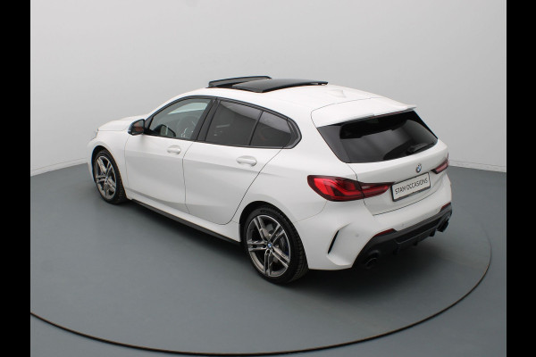 BMW 1-serie M135i 306pk xDrive High Executive Harman Kardon | Head-Up | Parkeersens. v+a | Stoel-/stuurverw. | Panoramadak