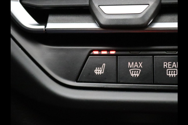 BMW 1-serie M135i 306pk xDrive High Executive Harman Kardon | Head-Up | Parkeersens. v+a | Stoel-/stuurverw. | Panoramadak