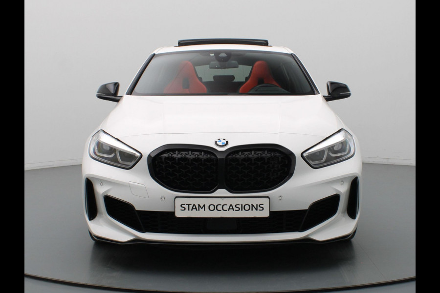 BMW 1-serie M135i 306pk xDrive High Executive Harman Kardon | Head-Up | Parkeersens. v+a | Stoel-/stuurverw. | Panoramadak