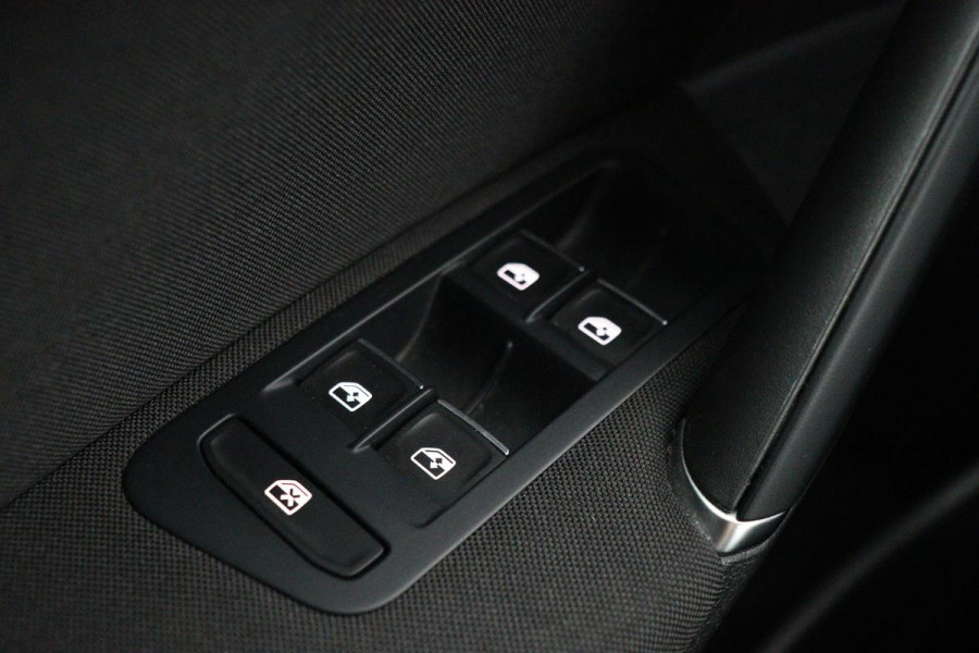 Volkswagen Golf 1.5 TSI R Line | Panoramadak | Trekhaak | Stoelverwarming | Dynaudio | Carplay | Camera | Adaptive cruise | LED Plus | Keyless