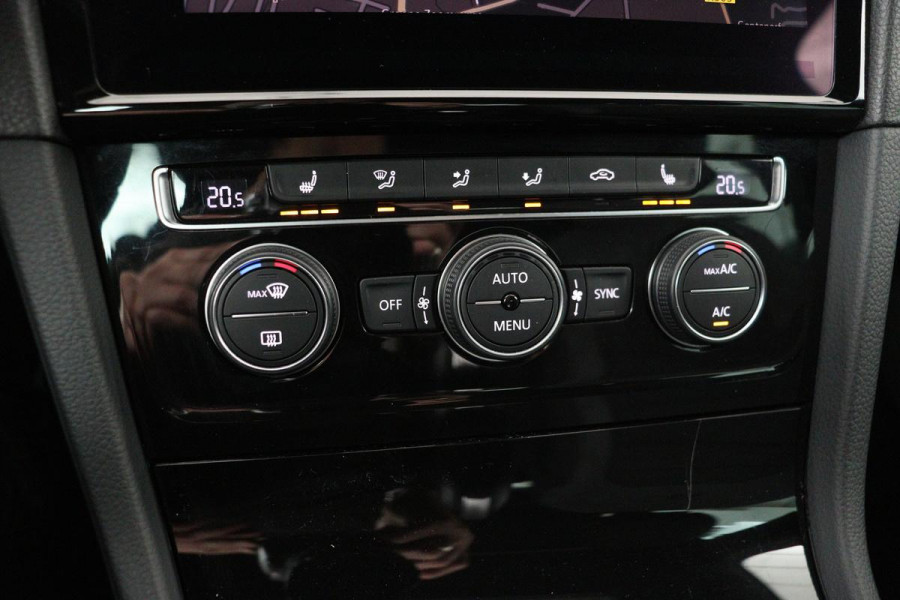 Volkswagen Golf 1.5 TSI R Line | Panoramadak | Trekhaak | Stoelverwarming | Dynaudio | Carplay | Camera | Adaptive cruise | LED Plus | Keyless