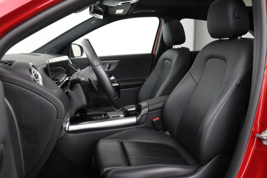 Mercedes-Benz GLA 250e Business Solution Luxury Limited | Panoramadak | Adaptive cruise | Trekhaak | Leder | Stoelverwarming | Matrix LED | Memory | Camera | Navigatie | Park Assist | Sfeerverlichting