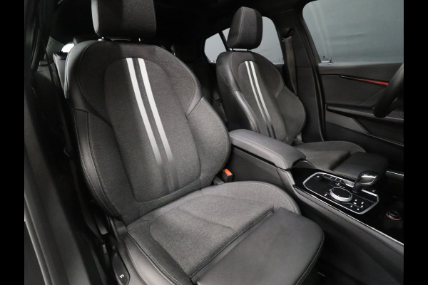 BMW 1-serie 118i M-Sport [SCHUIFKANTELDAK, APPLE CARPLAY/ANDROID, M-STUUR, SFEERLICHT, CAMERA, 18 INCH VELGEN, STUUR- EN STOELVERWARMING, CRUISE, ALARM KLASSE 3, NIEUWSTAAT]
