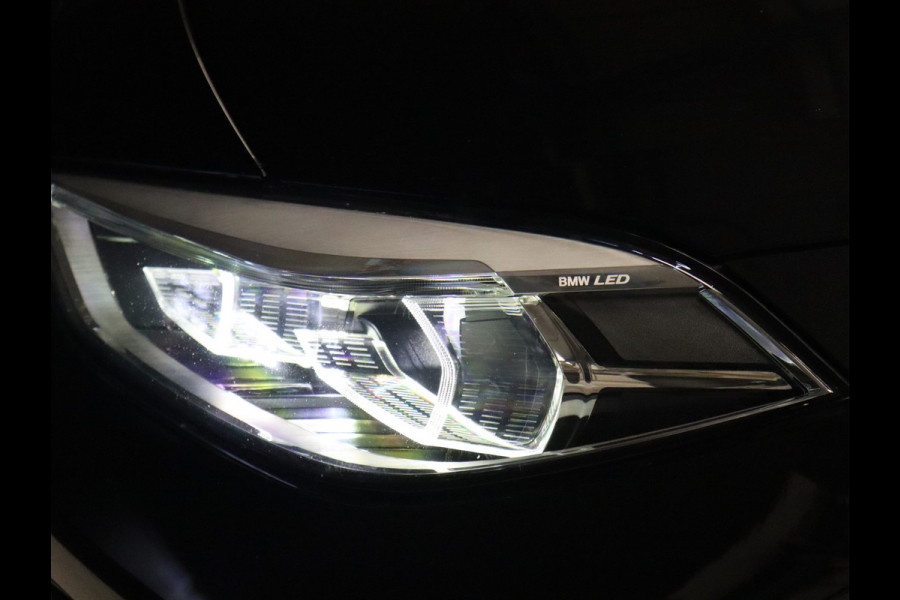 BMW 1-serie 118i M-Sport [SCHUIFKANTELDAK, APPLE CARPLAY/ANDROID, M-STUUR, SFEERLICHT, CAMERA, 18 INCH VELGEN, STUUR- EN STOELVERWARMING, CRUISE, ALARM KLASSE 3, NIEUWSTAAT]