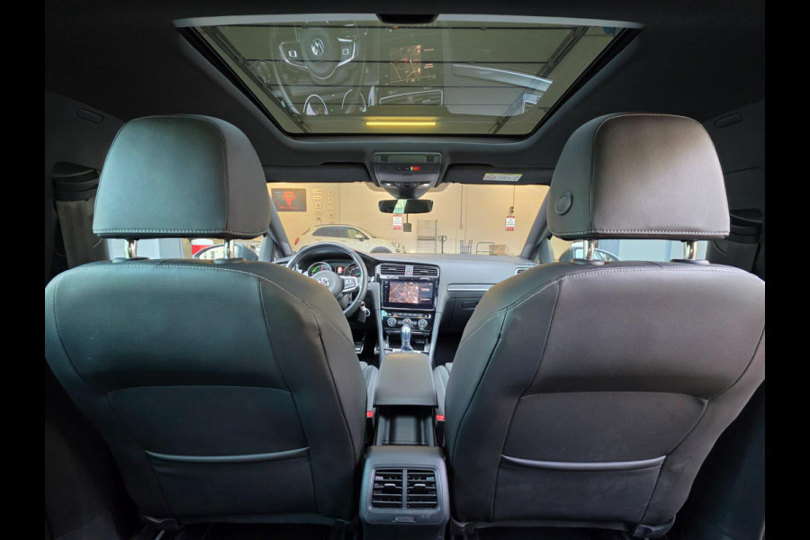 Volkswagen Golf 1.4 TSI PHEV GTE | PANO / ACC / LED / CARPLAY / CAMERA / P.SENSOR V+A / LEDER-ALCANTARA / STOELVERW. / LANE ASS !