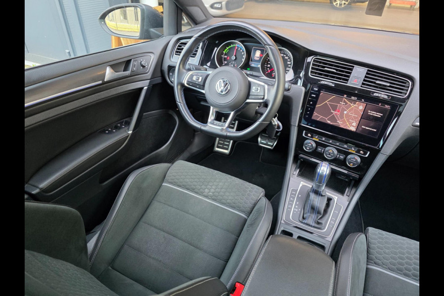 Volkswagen Golf 1.4 TSI PHEV GTE | PANO / ACC / LED / CARPLAY / CAMERA / P.SENSOR V+A / LEDER-ALCANTARA / STOELVERW. / LANE ASS !
