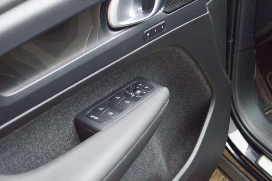 Volvo XC40 1.5 T5 Recharge Plug-in PHEV Facelift Ultimate Dark