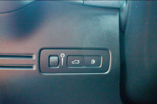 Volvo XC40 1.5 T5 Recharge Plug-in PHEV Facelift Ultimate Dark