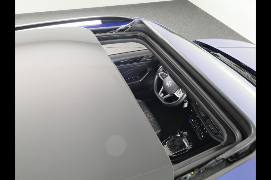 Volkswagen T-Roc 1.5 TSI R-Line 150 pk Automaat (DSG) | Verlengde garantie | Navigatie via App | Panoramadak | Parkeersensoren (Park assist) | Achteruitrijcamera | Black style pakket |