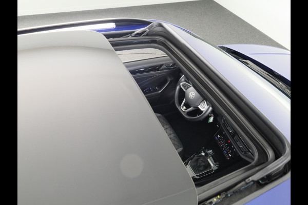 Volkswagen T-Roc 1.5 TSI R-Line 150 pk Automaat (DSG) | Verlengde garantie | Navigatie via App | Panoramadak | Parkeersensoren (Park assist) | Achteruitrijcamera | Black style pakket |