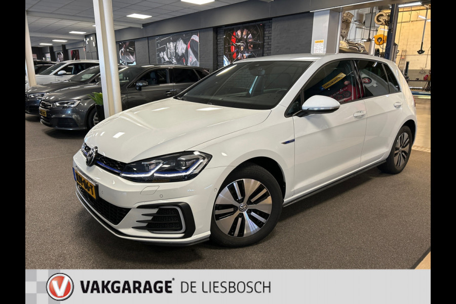 Volkswagen Golf 1.4 TSI PHEV / adaptive cruise-control / Navigatie / pdc v+a