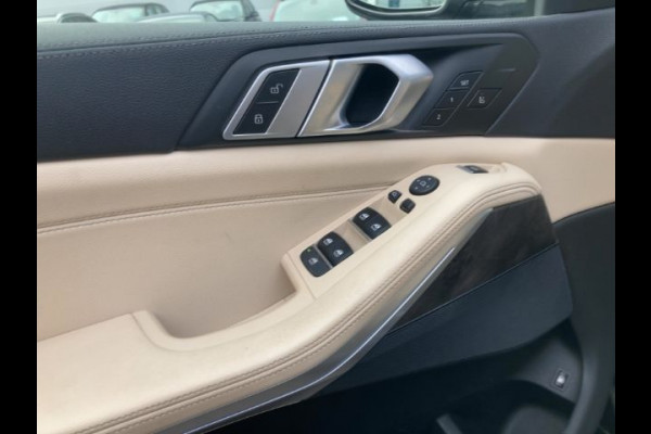 BMW X5 xDrive45e M-SPORT ** LED, NAVI+, BEIGE LEDER, PANORAMA, KEYLESS, HuD, 21-inch LMV, ** 1e EIG - UNFALLFREI ** ** INFORMEER OOK NAAR ONZE AANTREKKELIJKE FINANCIAL-LEASE TARIEVEN **