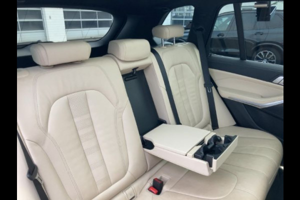 BMW X5 xDrive45e M-SPORT ** LED, NAVI+, BEIGE LEDER, PANORAMA, KEYLESS, HuD, 21-inch LMV, ** 1e EIG - UNFALLFREI ** ** INFORMEER OOK NAAR ONZE AANTREKKELIJKE FINANCIAL-LEASE TARIEVEN **